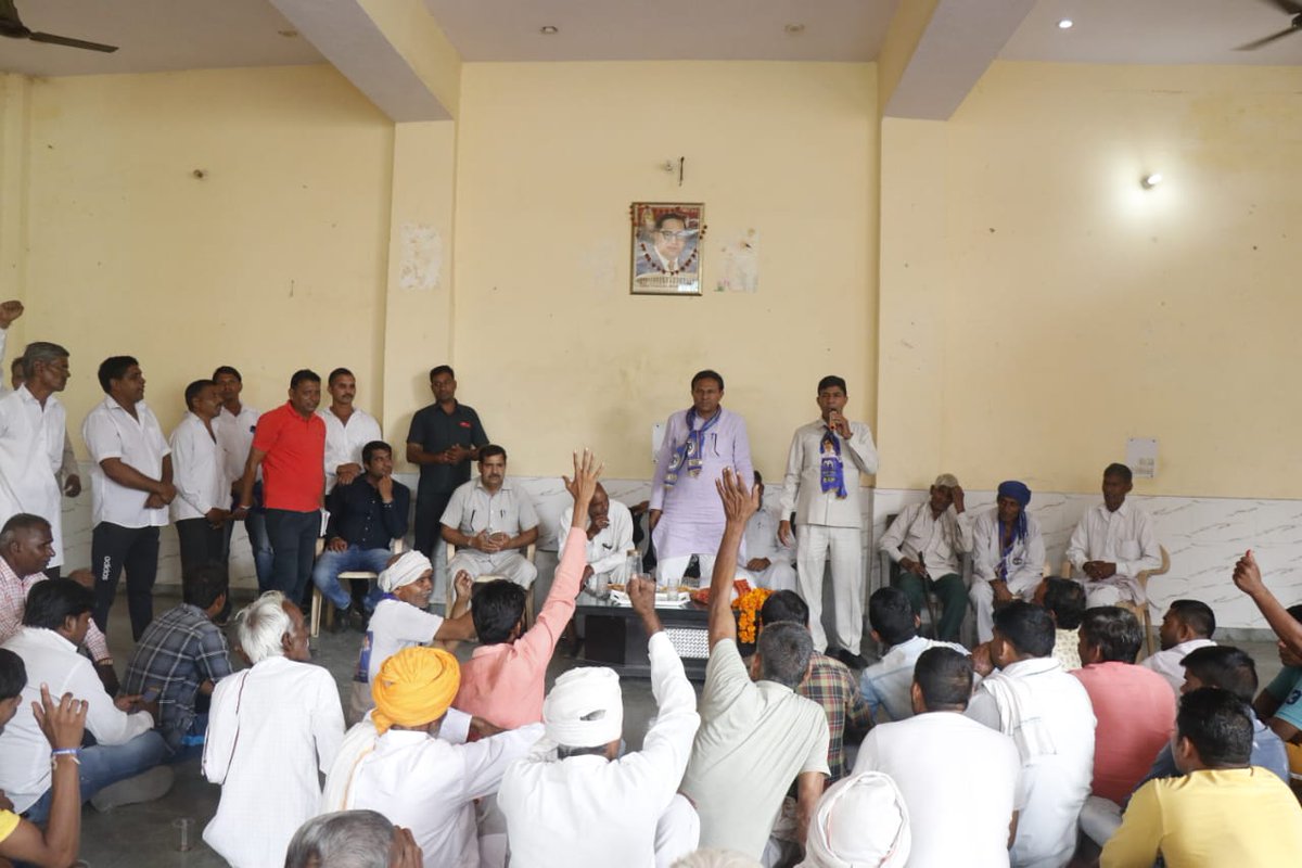SurenderVashis9's tweet photo. भनकपुर गांव में जनसंपर्क के दौरान मिला अपार जनसमर्थन और जीत का आशीर्वाद।
सभी से 21 अक्टूबर को हाथी के सामने वाला बटन दबा कर स्वयं को भारी मतो से विजयी बनाने के लिए की अपील।
#BSP #Prithla #Faridabad #Haryana #MLA #HaryanaElection2019 https://t.co/QgdqKEmLbV