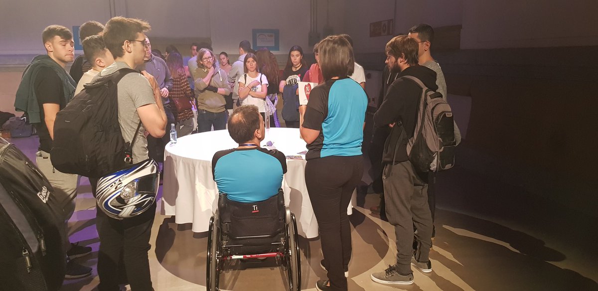 ADEGI's tweet photo. En plena actividad. Los y las jóvenes estudiantes debatiendo con ganas con los facilitadores de las empresas #Gipuzkoa, hoy con el mono de trabajo #newculturers, para acercar el #talento al concepto #NuevaCulturaEmpresa. Trabajando por el futuro. #MejorEmpresaMejorEmpleo https://t.co/NcEvfsieWc