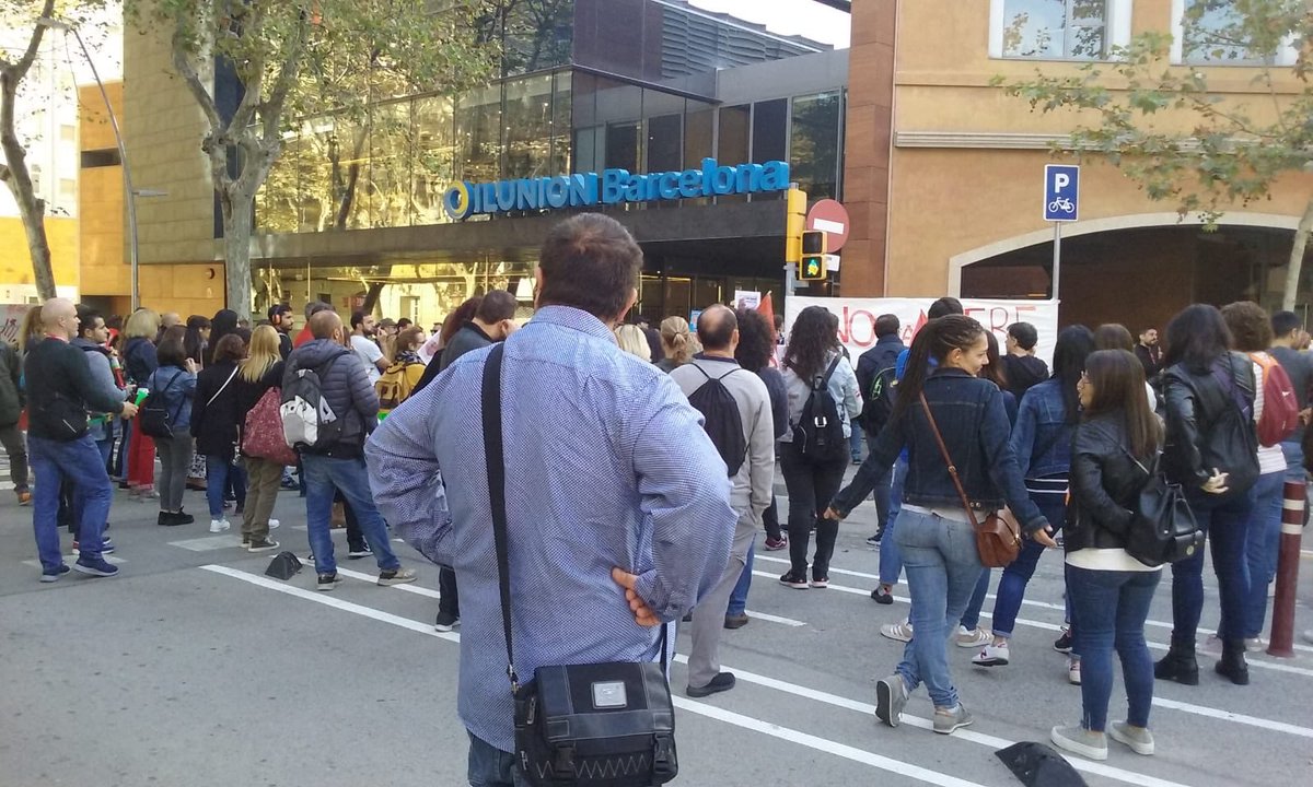 ccoo_serveiscat's tweet photo. #DespidoColectivoAmplifon #Gaes
Concentració abans d’inici del darrer dia de negociació #illunion @FICCOOCat @ccoocatalunya
#OfensivaCCOO https://t.co/Z0UHvxHA3Y