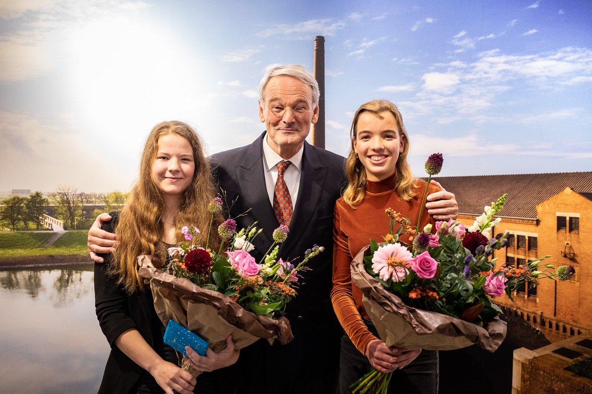 Merel Fiets is onze nieuwe jeugddijkgraaf! Dijkgraaf Paul van Erkelens verwelkomde haar tijdens de vergadering van het algemeen bestuur. Ze volgt Melissa Brandsma op. wetterskipfryslan.nl/news/merel-fie… #wetterwurk #wetterskip #wetterskipfryslan #jeugddijkgraaf #waterbeheer