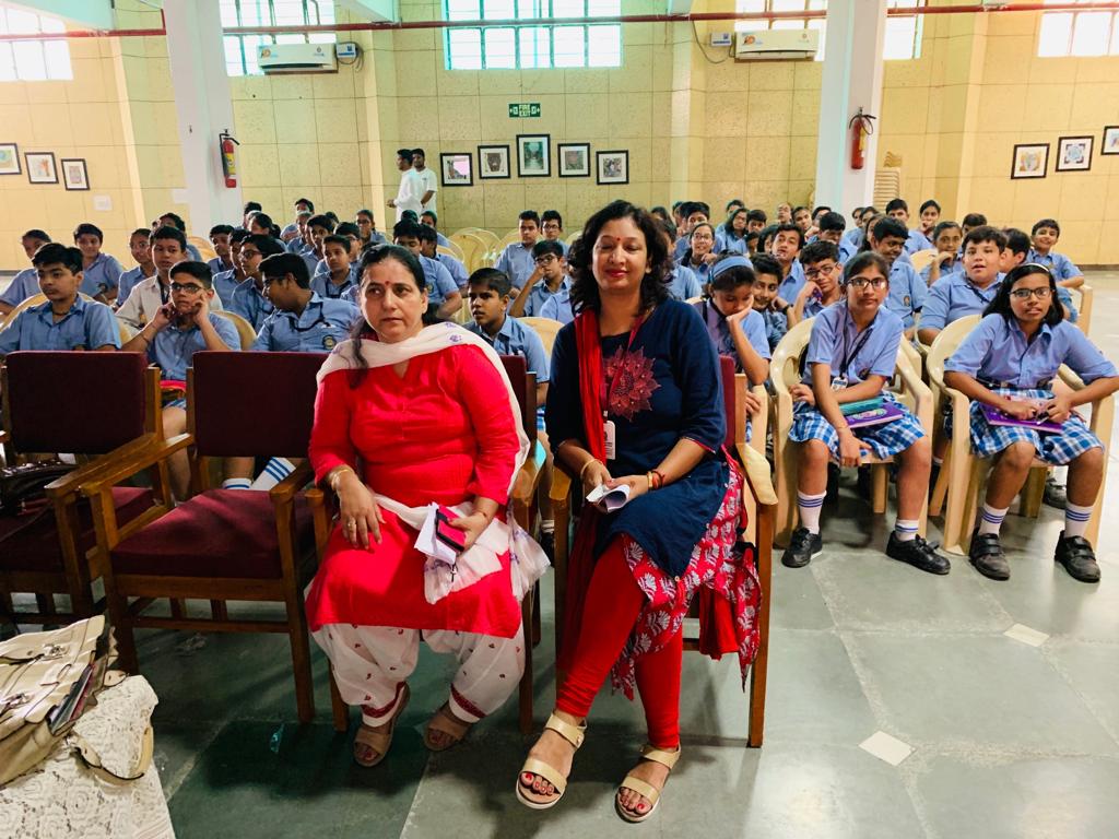 Workshop organized by <a href="/assdelhi/">Adarsh Seva Samiti</a> in association with <a href="/noida_authority/">NOIDA Authority</a> at Vishwa Bharti public school sector 28 on solid waste management, sanitation and curbing the use of single use plastic. The workshop was concluded by the Swachhta Pledge
<a href="/CeoNoida/">CEO, NOIDA Authority</a> <a href="/PIB_India/">PIB India</a> <a href="/Secretary_MoHUA/">Srinivas Katikithala</a>