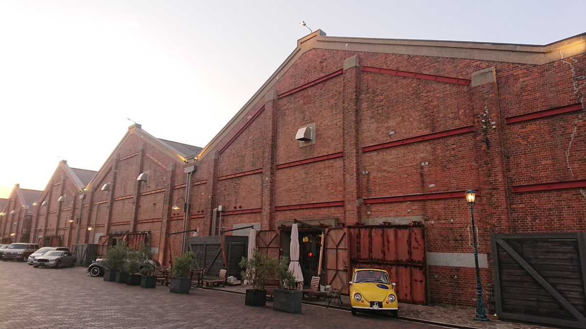 近くの赤レンガ倉庫を利用した車のミュージアムにも寄ってみた 詳しくなくても見ご 剣犬士のイラスト