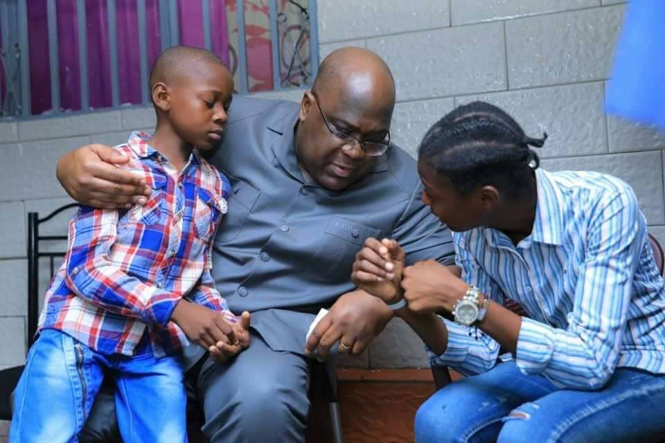 manayhuguette's tweet photo. Le Président @fatshi13  avec les enfants de son chauffeur #Maréchal 
😭💔 https://t.co/gEjykQx9Uk