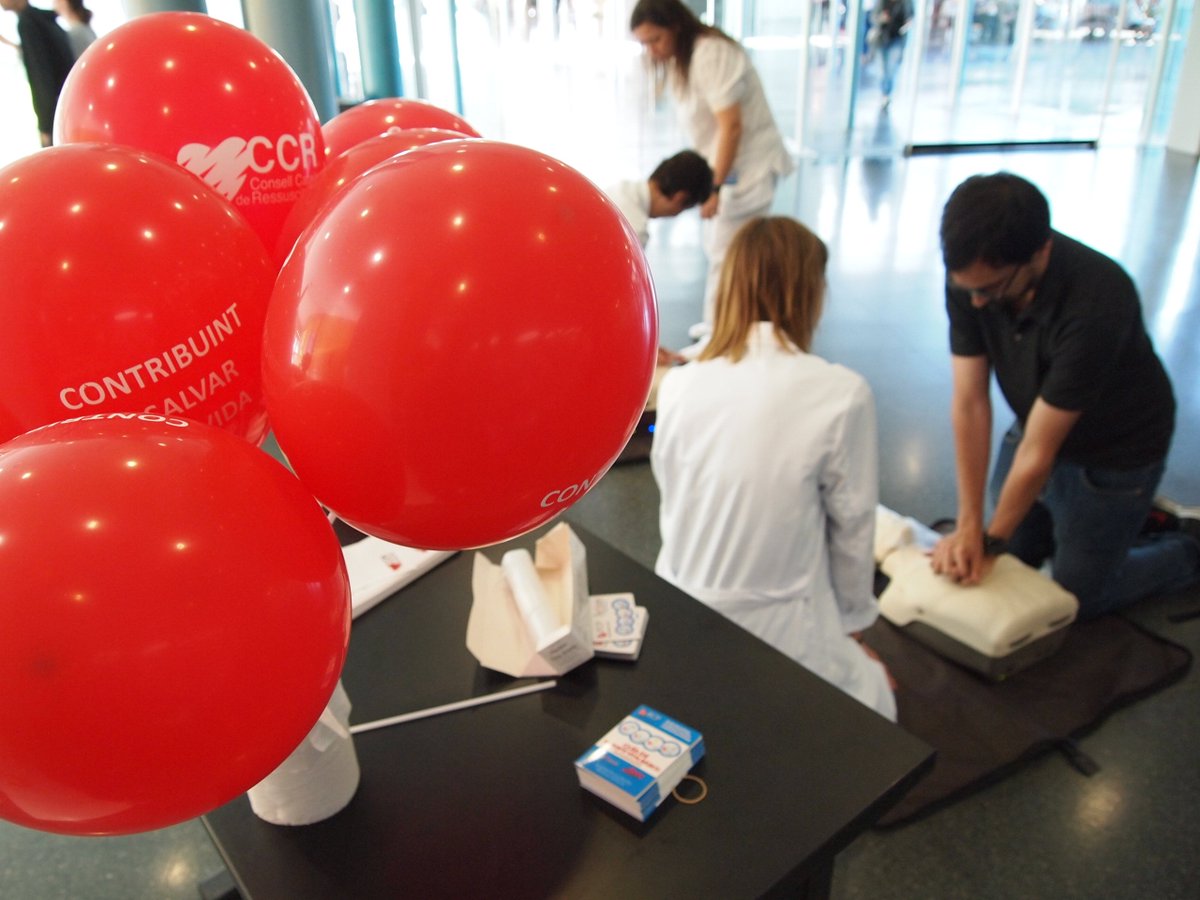 hospitaldelmar's tweet photo. Avui, al vestíbul de l'@hospitaldelmar, #JoFaigRCP. Us ensenyem a #RestartAHeart. Vine i aprèn a fer la #RCP! #WorldRestartAHeart #WorldRestartAHeartDay #DiaEuropeoParoCardiaco #DiaRCP #RCP2019 @ccr_cat @mar_uci https://t.co/71Ug5YLBcQ