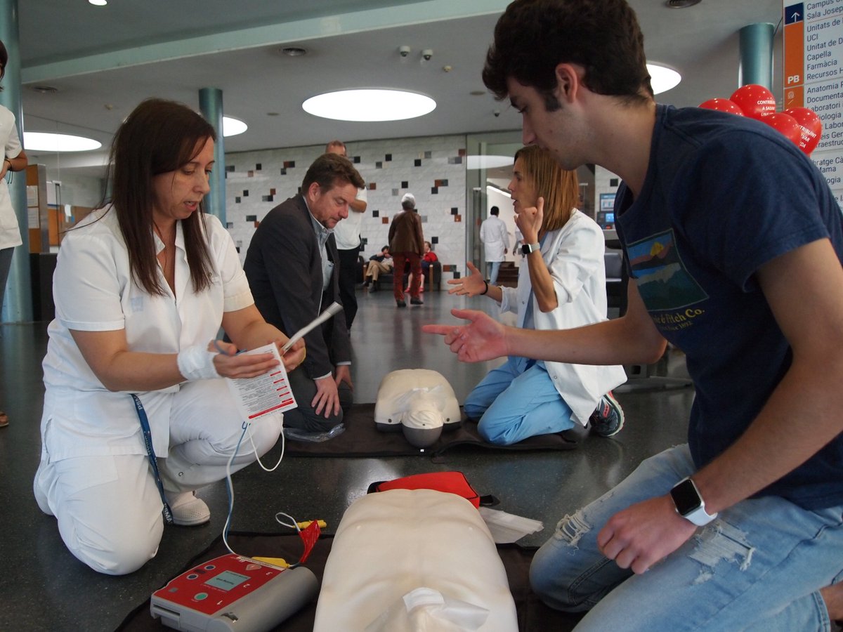 hospitaldelmar's tweet photo. Avui, al vestíbul de l'@hospitaldelmar, #JoFaigRCP. Us ensenyem a #RestartAHeart. Vine i aprèn a fer la #RCP! #WorldRestartAHeart #WorldRestartAHeartDay #DiaEuropeoParoCardiaco #DiaRCP #RCP2019 @ccr_cat @mar_uci https://t.co/71Ug5YLBcQ