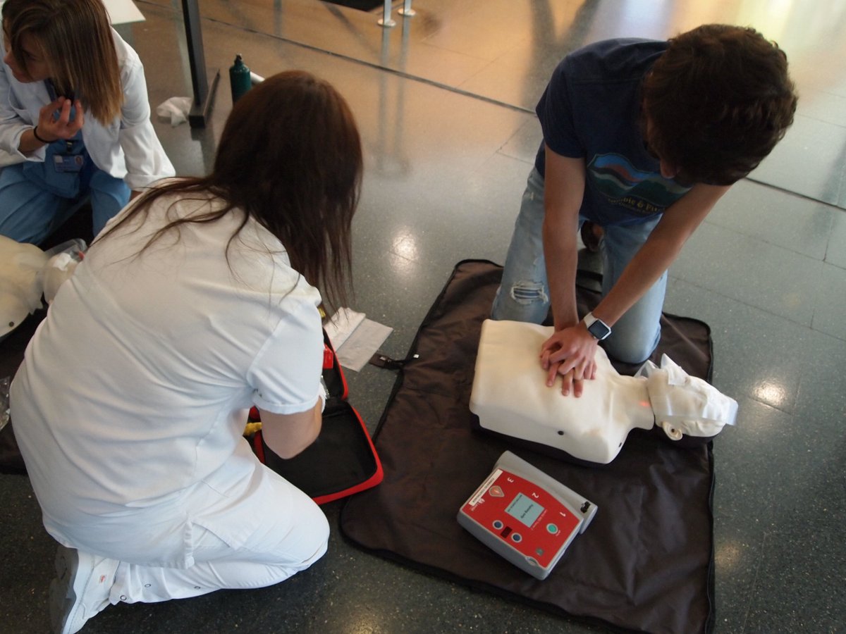 hospitaldelmar's tweet photo. Avui, al vestíbul de l'@hospitaldelmar, #JoFaigRCP. Us ensenyem a #RestartAHeart. Vine i aprèn a fer la #RCP! #WorldRestartAHeart #WorldRestartAHeartDay #DiaEuropeoParoCardiaco #DiaRCP #RCP2019 @ccr_cat @mar_uci https://t.co/71Ug5YLBcQ