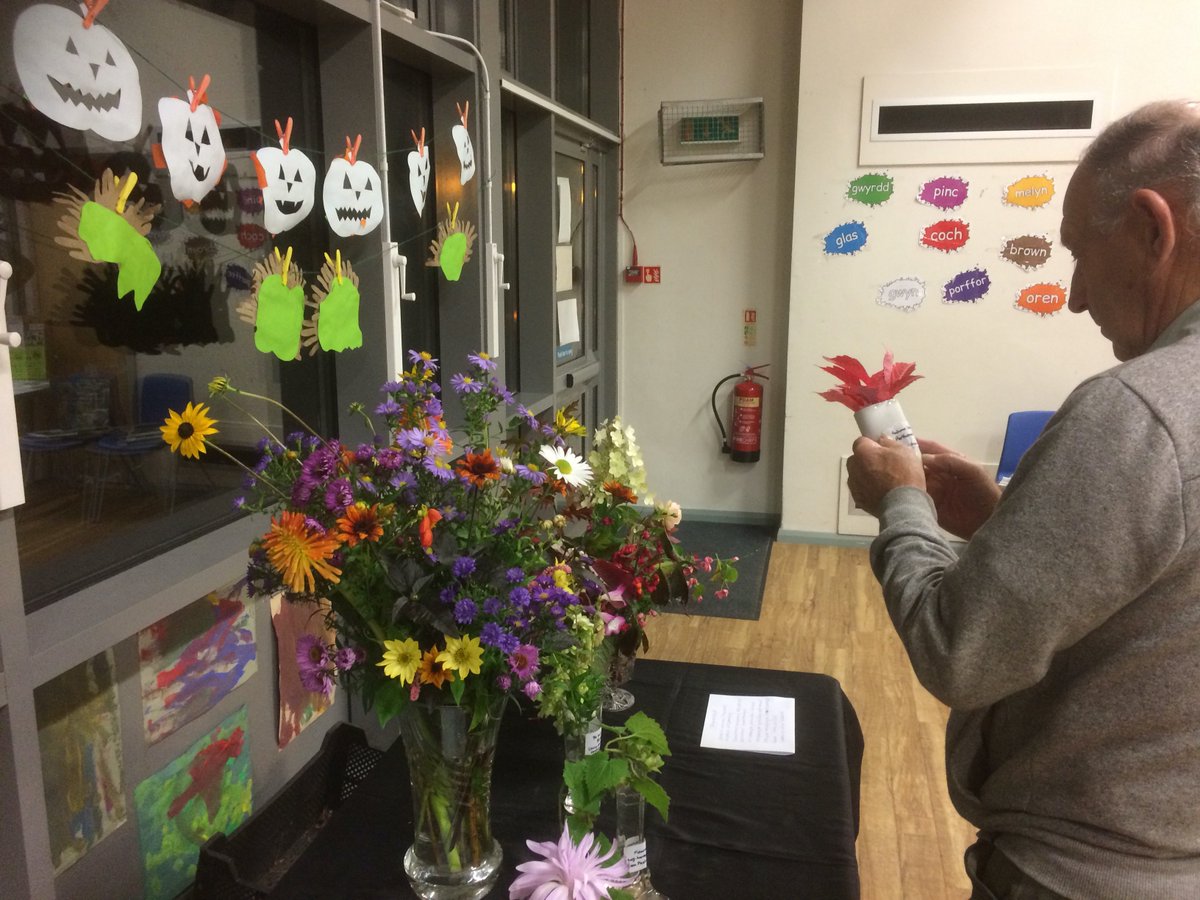 HpsClwyd's tweet photo. @HardyPlantSoc Last night we had a well attended meeting to hear an excellent talk by Jill Cawthray of Chicken Street nursery (near Oswestry). She presented ways of bringing the three B's - bird, bees and butterflies - in to the garden.
Lovely display of Autumn plants. https://t.co/yTYYueZpzc