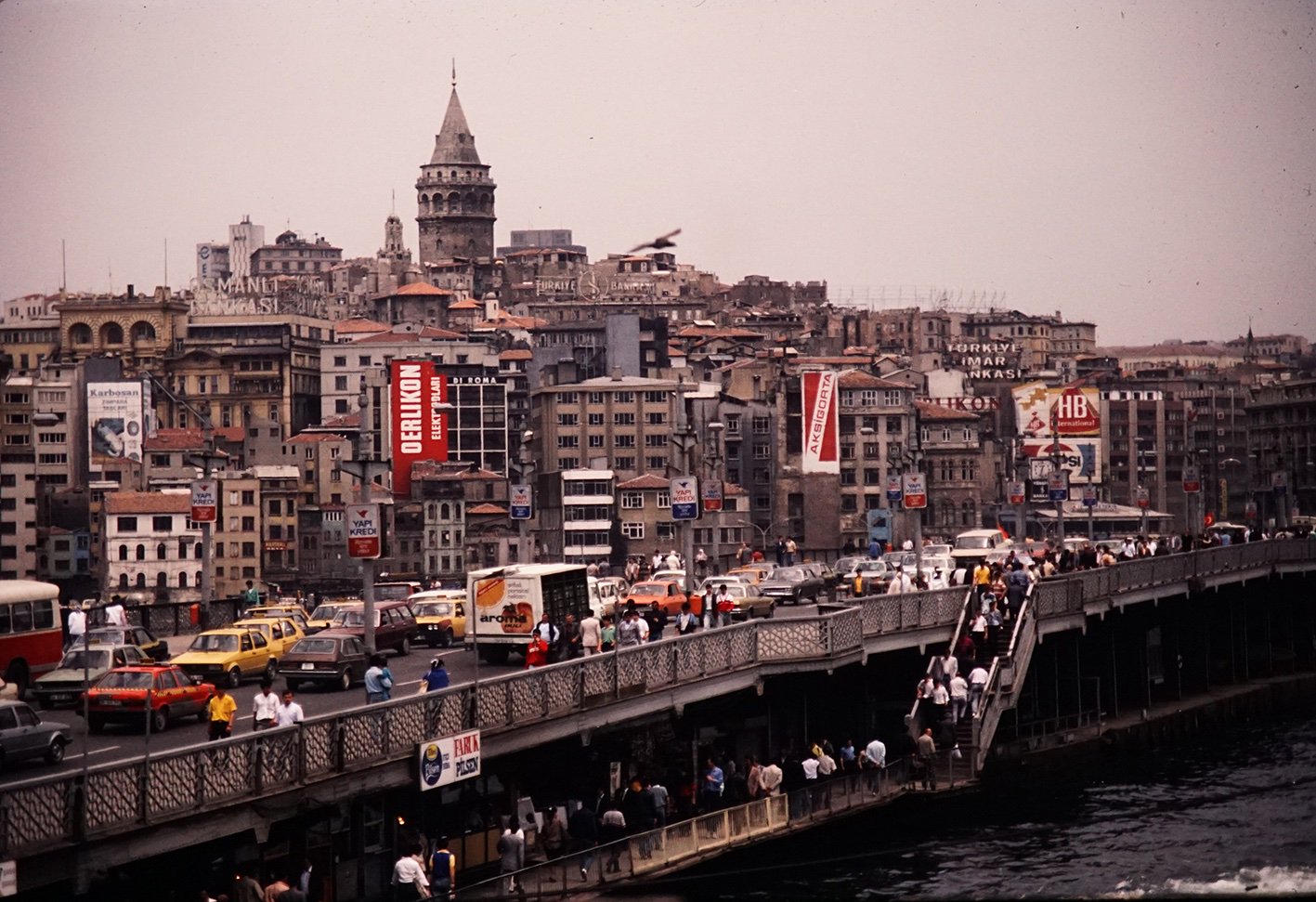蔵前仁一 旅がくれたもの 発売中 今日の昔の写真は1987年のイスタンブール 初めてアジアの東端までやってきて そこにあった古色蒼然とした街の姿に感動しました 32年前ですが 今はもうちょっと明るい雰囲気がありますね ガラタ橋も新しくなってい 蔵前仁一 旅がくれたもの 発売中 今日の昔の写真は1987年のイスタンブール 初めてアジアの東端までやってきて そこにあった古色蒼然とした街の姿に感動しました 32年前ですが 今はもうちょっと明るい雰囲気がありますね ガラタ橋も新しくなってい