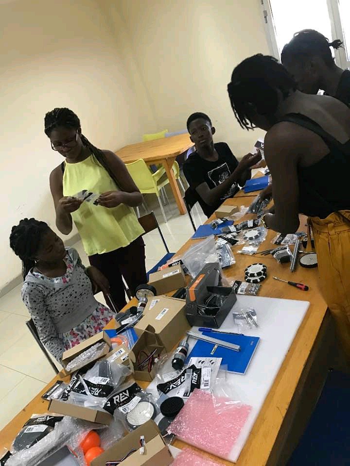 yvesaristidek's tweet image. Ces 5 jeunes Burkinabé🇧🇫 âgés de 14 à 16ans ont conçut un robot capable de trier des déchets au sein de l&apos;océan
Avec FasoBot ils prennent part au #FirstGlobalChallenge et ils ont besoin de &apos;otre support financier et logistique.
@rochkaborepf @AlphaBarry20 @ChristopheDabir