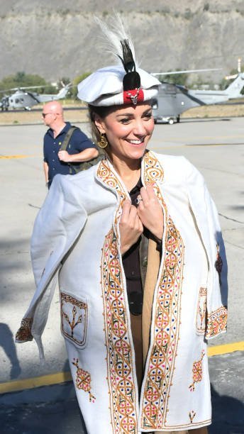 KingSiasi's tweet photo. #Duke and #Duchess of #Cambridge #Prince_William and #Princess_Kate_Middleton reached #Chitral and wear beautiful traditional Coat, Shawl and Cap.
#RoyalVisitPakistan https://t.co/WRfhVw5xKf