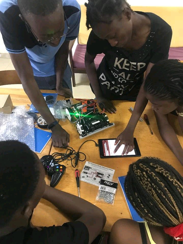 yvesaristidek's tweet image. Ces 5 jeunes Burkinabé🇧🇫 âgés de 14 à 16ans ont conçut un robot capable de trier des déchets au sein de l&apos;océan
Avec FasoBot ils prennent part au #FirstGlobalChallenge et ils ont besoin de &apos;otre support financier et logistique.
@rochkaborepf @AlphaBarry20 @ChristopheDabir
