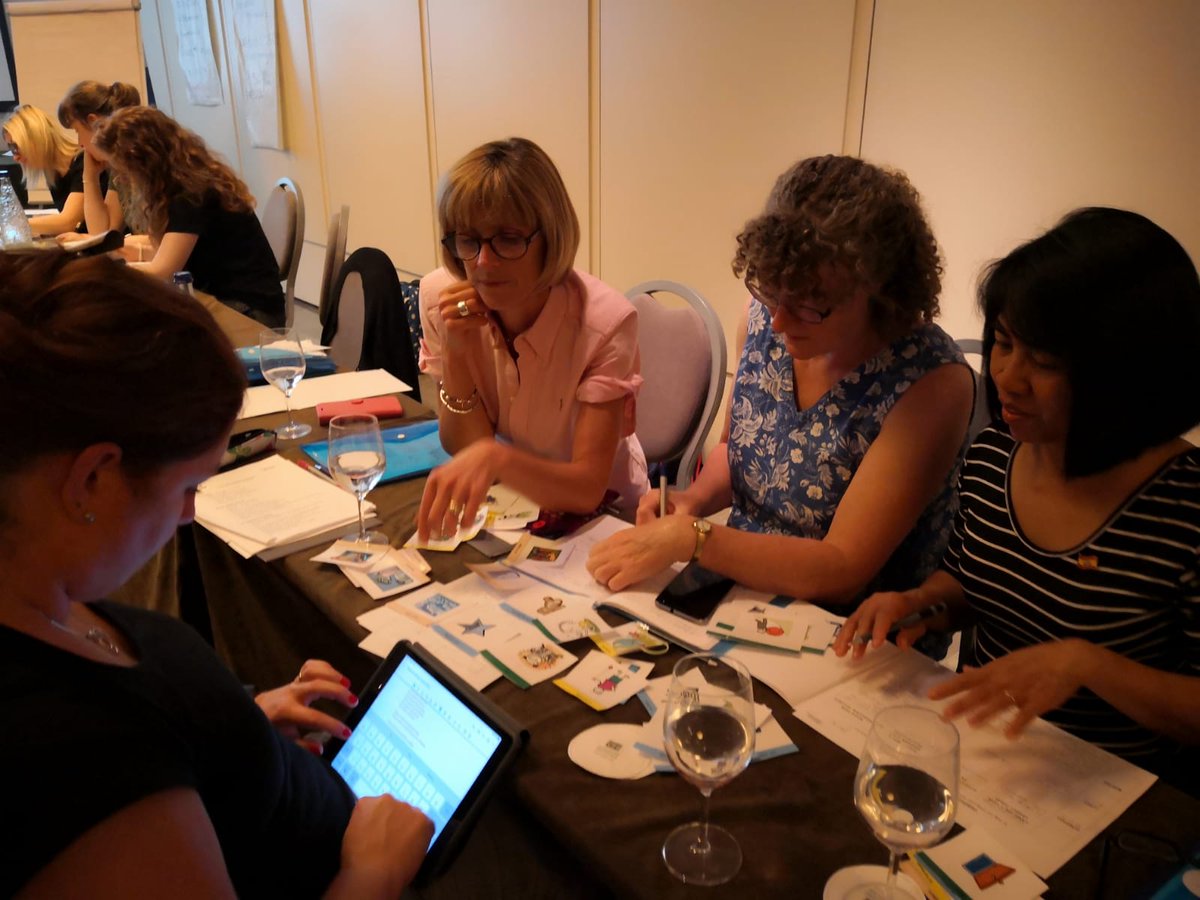 LfeeEurope's tweet photo. Hoy aprendemos con juegos y construímos frases en español #lfeeimmersions #Spanish #Malaga #immersioncourse #LanguageLearning  #LanguageTeaching #1plus2languages https://t.co/Wp6d8K26Tn
