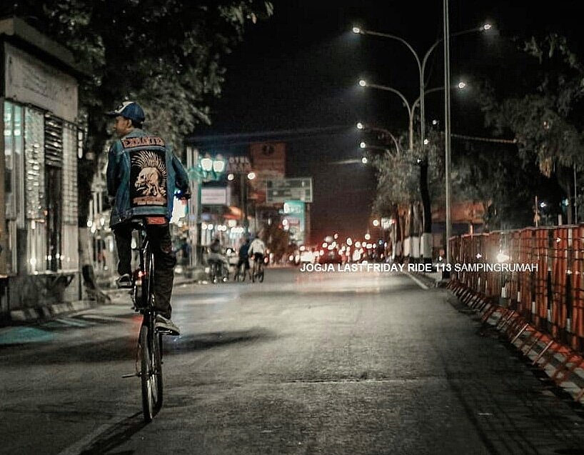jarpofajar's tweet photo. Dewe wani!
Ehh tapi nek dewe aku yo klenger~
#pitdhuwur #tallbike #sepedatinggi https://t.co/56SArHn5gX
