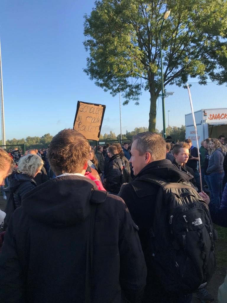 De directeur RIVM was aanwezig bij het #boerenprotest. Hier benadrukte hij dat we de twijfels en kritiek gehoord hebben. Die nemen we mee in een extra evaluatie, uitgevoerd door nationale en internationale wetenschappers en kennisinstellingen. Meer info: bit.ly/2VJx1mu