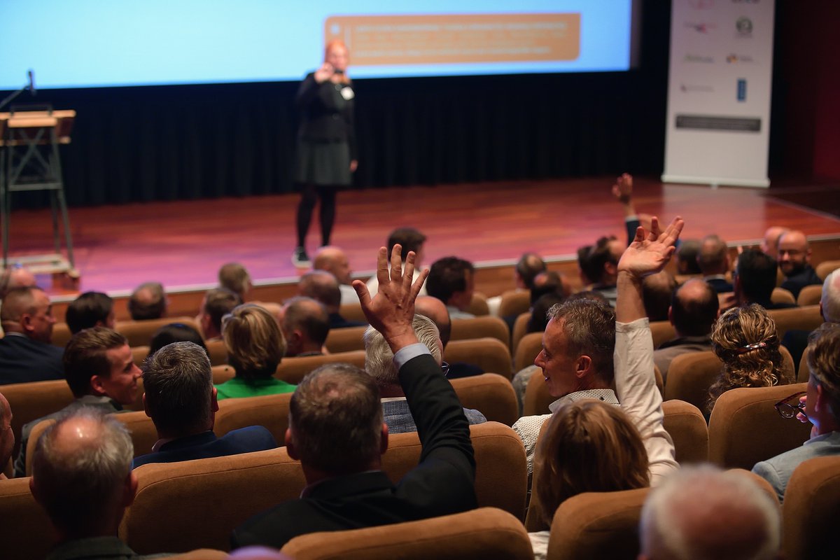 Op donderdagmiddag 26 september organiseerden Lente-corporaties De Uitwisseling met groot succes! Ruim 140 geïnteresseerden bezochten deze bijeenkomst in de Verkadefabriek in Den Bosch. warmtewissel.nl
