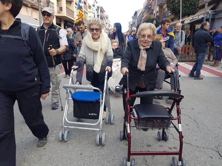 MissGifs's tweet photo. Respecte absolut. Aquestes dones si que ens representen! ORGULL!

#MarxesPerLaLlibertat 
#LaForçaDeLaGent https://t.co/8HsmtqkPsF