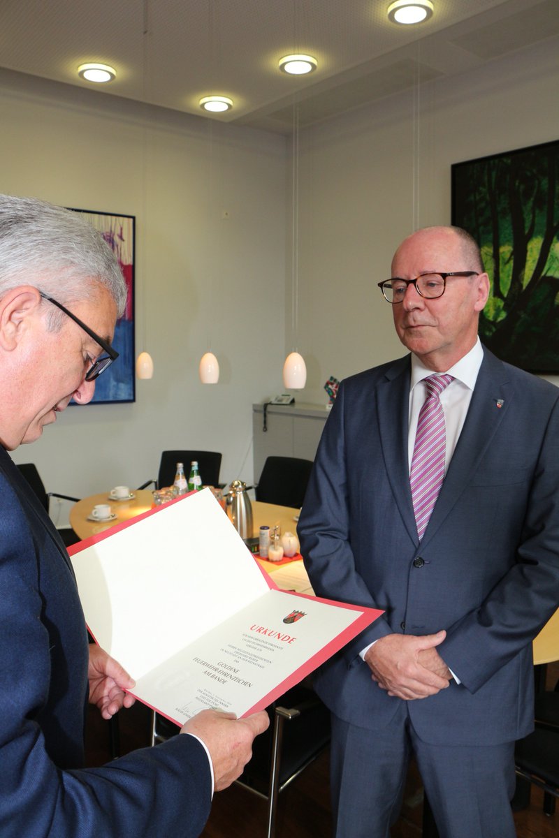 Minister Roger #Lewentz ehrt Polizeivizepräsident Eberhard Weber für seinen Einsatz bei großen Brandeinsätzen mit dem Goldenen #Feuerwehr-Ehrenzeichen. Ende des Monats wird Weber in den Ruhestand verabschiedet und blickt dann auf 43 Jahre bei der #Polizei #RLP zurück.