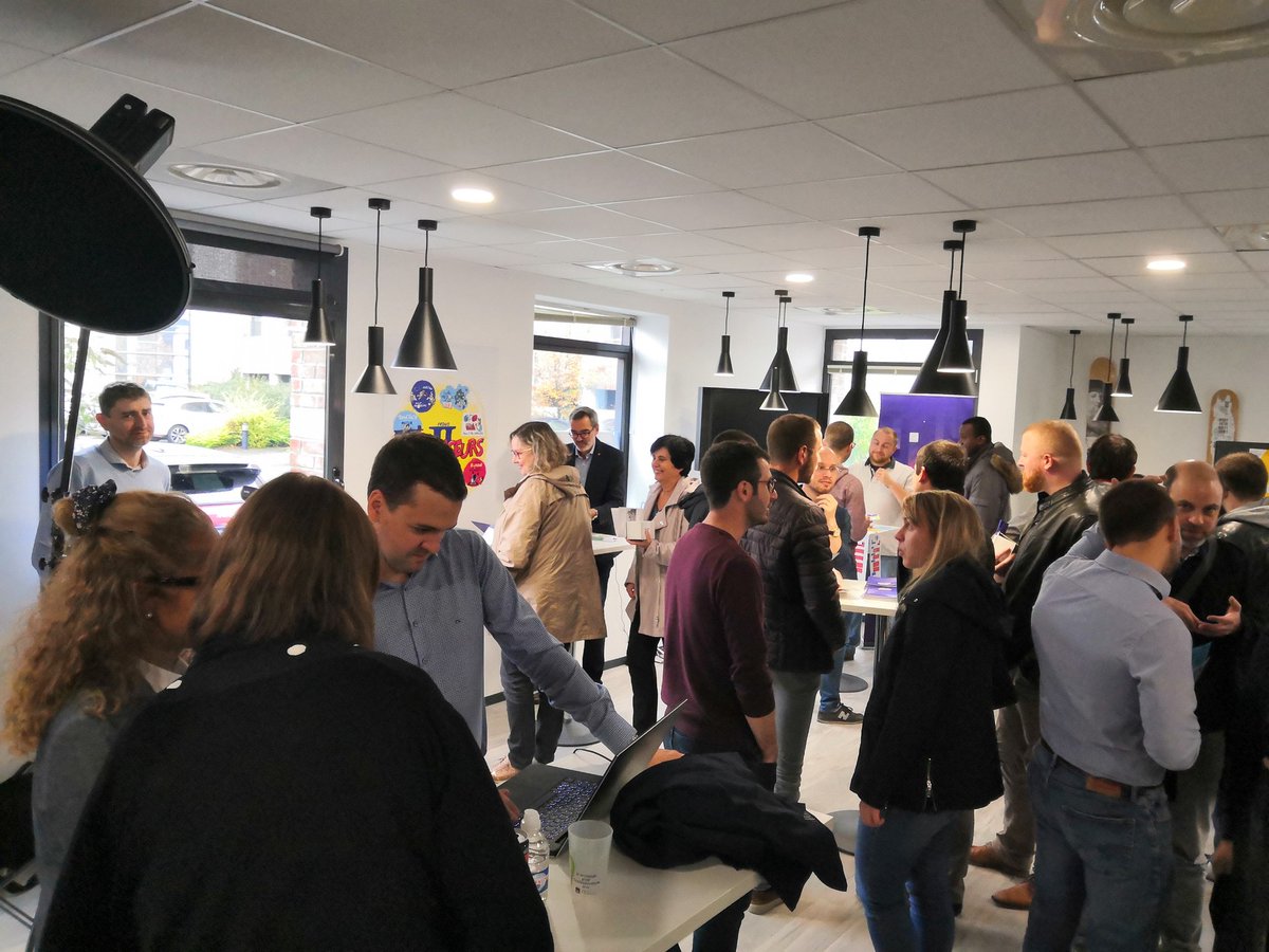 AurelienVanh's tweet photo. Beaucoup de monde ce midi est venu découvrir les pratiques des #catalyseurs promo 1 & 2 réunies #SimplerFasterTogether avec @AXAFrance et le métier à la cantine Wasquehal #opencatalyse2 https://t.co/nN0rHYG6gB