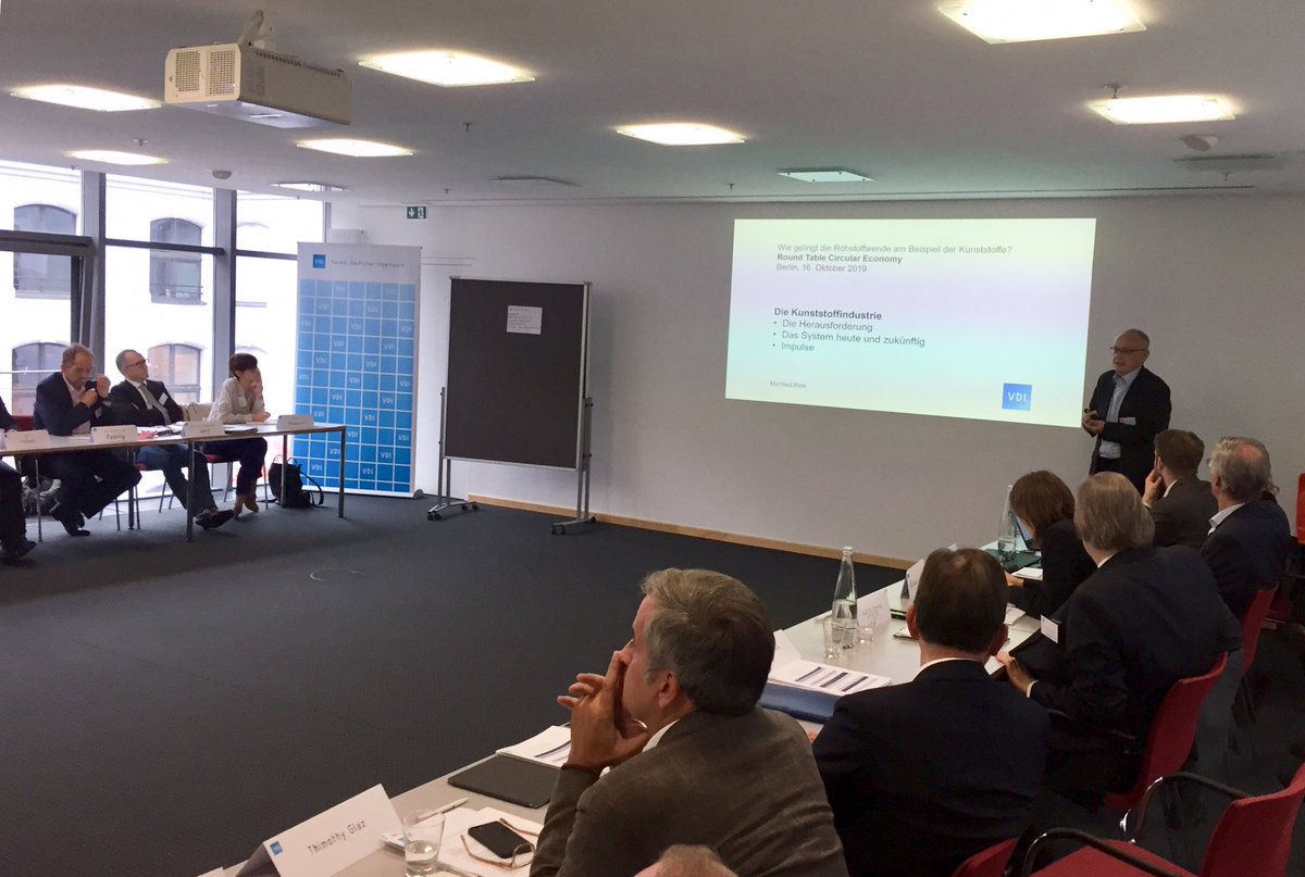VDI_Politik's tweet photo. Heute findet unser #VDIRoundTable zum Thema #CircularEconomy statt. Experten aus Politik, Wirtschaft, Wissenschaft und Gesellschaft nehmen den gesamten Produktions-, Gebrauchs- und Verwertungsprozess der #Kunststoffe in den Blick. https://t.co/ovFb9FM0VS