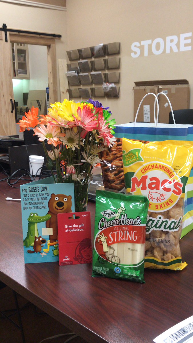 RachelleDodde's tweet photo. My team is better than your team! Sorry not sorry! But seriously this is the nicest thing I have ever been given! I feel the ❤️! #bossesday #metnation @jdixontc @RoWilliams1 @WoodstockJordan @HomeDepotCadill @197HD @lisa_looker https://t.co/4mBwmaITm6