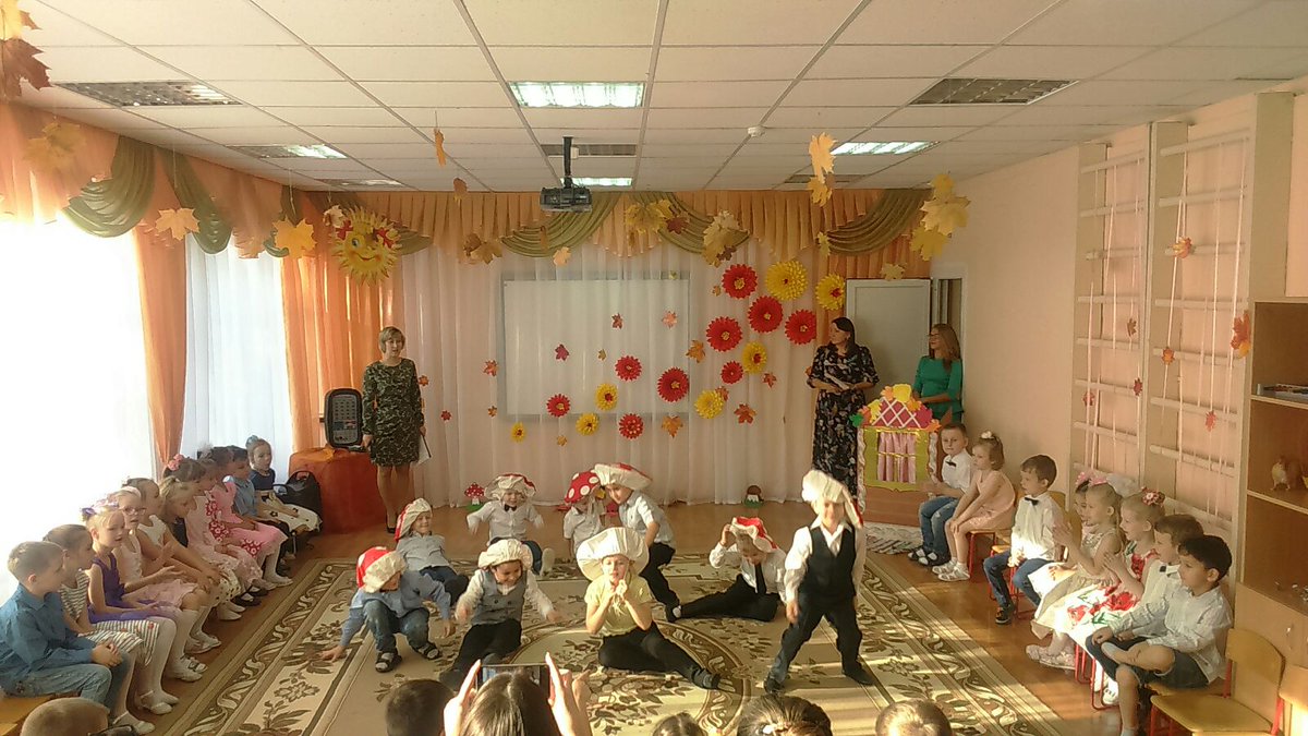 Праздник Осени пройдёт в каждой группе по отдельному сценарию. Сегодня радовались урожаю воспитанники старшей группы.