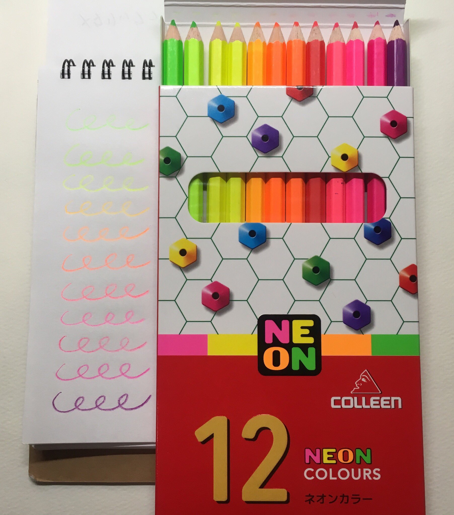 ぺんぎん 文具 コーリン色鉛筆のネオンカラーを買いました 他の色鉛筆とも組み合わせて使えそうです ピンク３種類もあるのがうれしい 色鉛筆