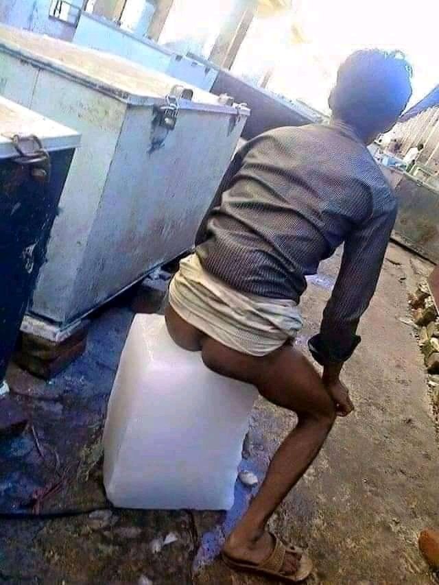 vuyo95_'s tweet photo. What you see on videos V.S what happens behind cameras 

😂😂😂😂😂 https://t.co/MdYKa17cnj