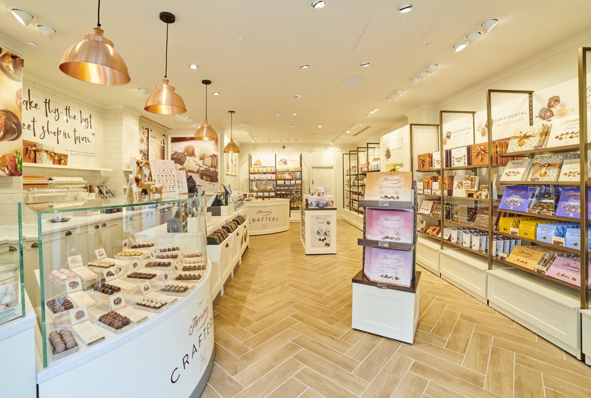 Fisch_Design's tweet photo. Our latest Thorntons project graces Birmingham! The store focuses on the ability to personalise gifts as well as showcasing those well-loved favourites.
#Thorntons #FerreroUK #Confectionary #chocolates #InteriorDesign #CommercialDesigners #DesignDerby #RetailDesign #ShakerStyle https://t.co/KjHrBhFTDT