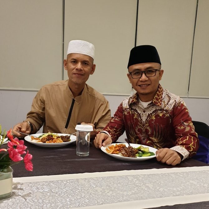 AzzamIzzulhaq's tweet photo. Pria berbalut batik yg tamvannya mulai radikal membahayakan ini cocoknya jadi Menteri apa? 😎

A. Menteri Pemberdayaan Hati
B. Menteri Serba Guna dan Tahan Lama 😆

#Intermezzo https://t.co/oLMZ5yITAp