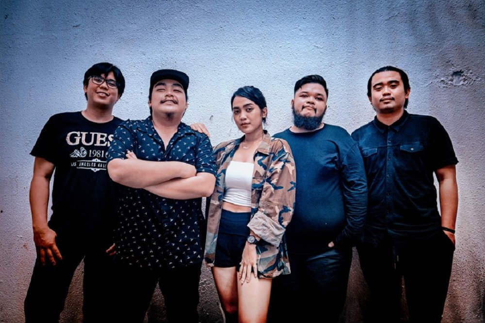 This track breaks the language barrier and gives you a very light vibe, one that washes away all your negative energy.

Kalangitan - <a href="/chiquerellaph/">Chiquerella</a>
Music to Indie Pinoy #Playlist

buff.ly/35zQlqR

#kalangitan #chiquerella #PositiveVibes #positiveenergy #musicto #spotify