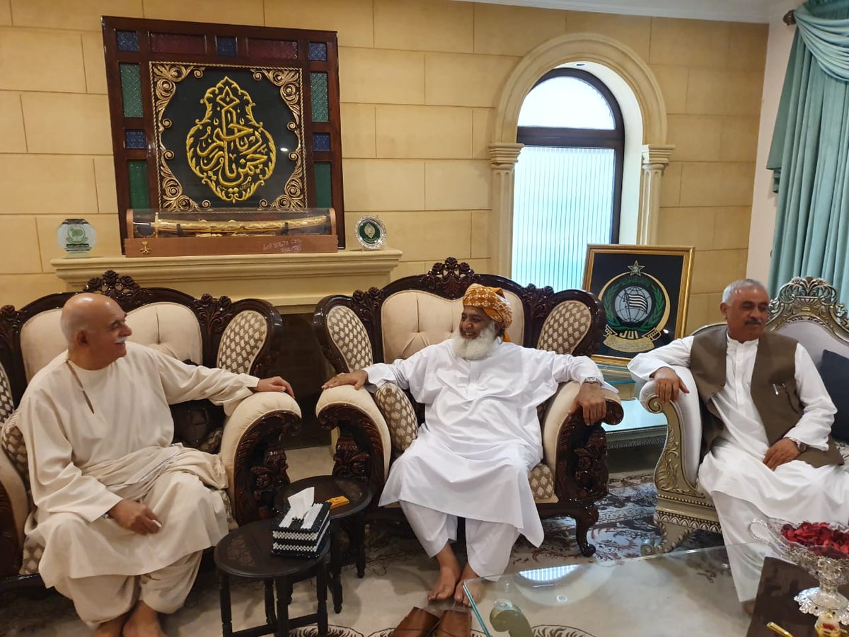 MoulanaOfficial's tweet photo. پختونخوا ملی عوامی پارٹی کے سربراہ محمود خان اچکزئی کی مولانا فضل الرحمان سے انکی رہائش گاہ پر ملاقات https://t.co/wRDXUcY8Gd