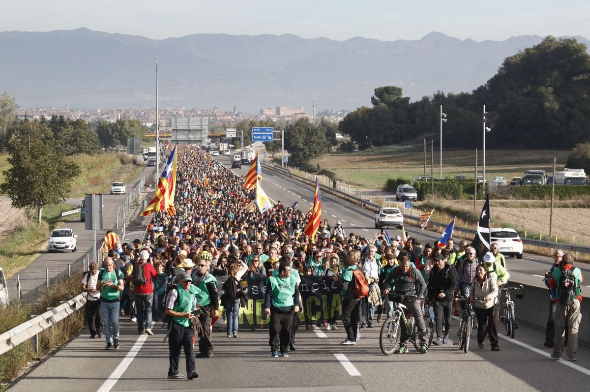 AlbaColombo's tweet photo. Peaceful protest events use new forms and, above all, various spaces of action. It was the airport, the city centers and now the roads. Surely an area to think about @FESTSPACE1 #MarxesXLlibertat #Tsunamidemocratic #CritEvents #EventsResearch https://t.co/5LzzUPBNwp