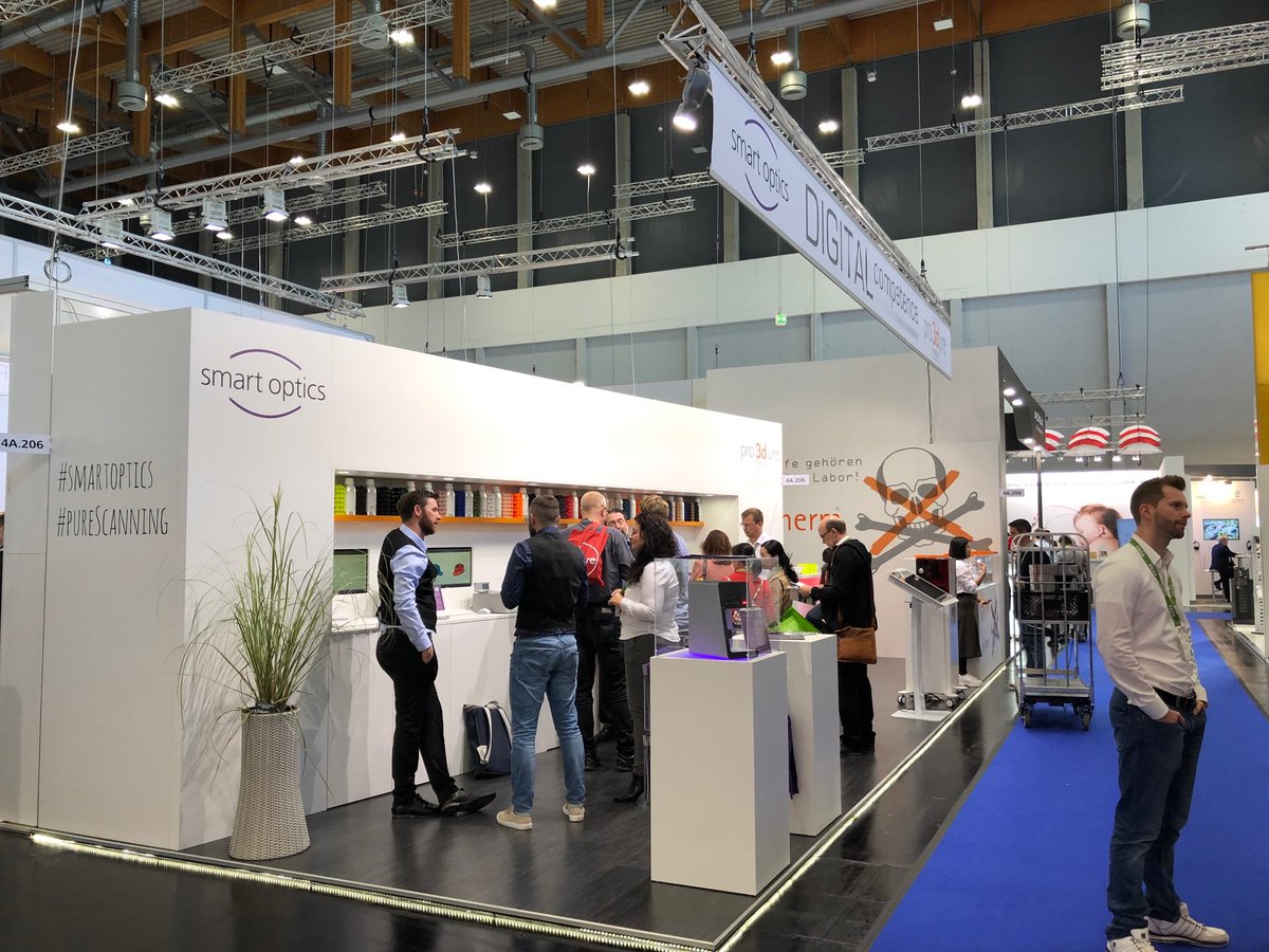 ENT_AudsNews's tweet photo. Enthusiastic delegates of #EUHA2019 finding out about #smartscanning from the lovely Britta @smartopticsDE #ENTauds https://t.co/bLLI8BMHdw