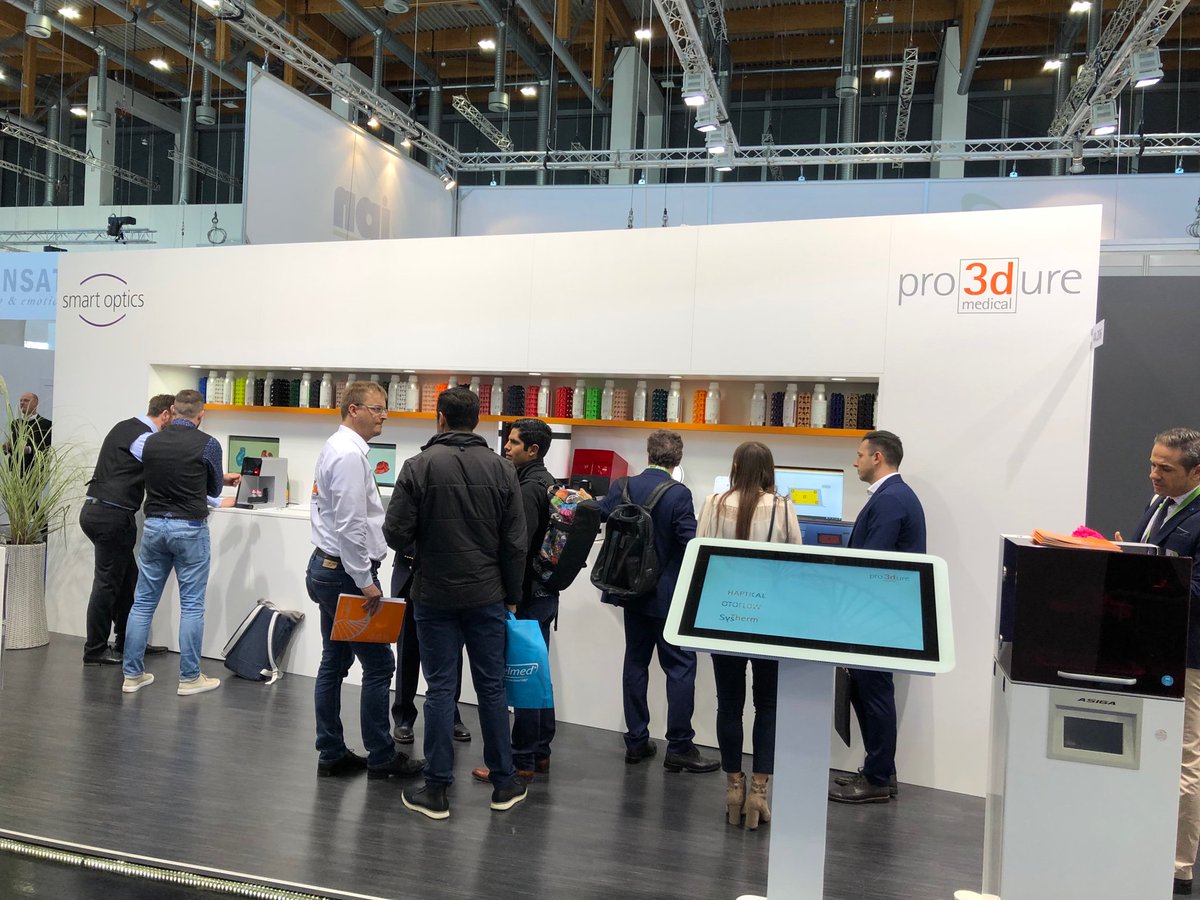 ENT_AudsNews's tweet photo. Enthusiastic delegates of #EUHA2019 finding out about #smartscanning from the lovely Britta @smartopticsDE #ENTauds https://t.co/bLLI8BMHdw