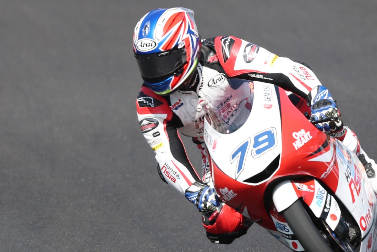 アライヘルメット Arai Helmet アライ契約ライダーのシールド上部に貼られている R75 ステッカー レーサーに憧れて貼っている 一般ライダー様も多いと思いますが 何の意味かは知ってますか 丸く滑らかな帽体表面で衝撃を かすらせる アライが重要