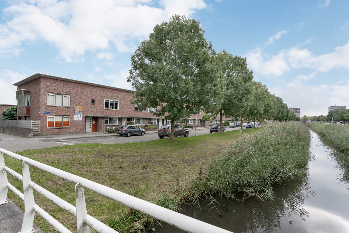 #NIEUW! Een hele leuke tussenwoning in #Stadshagen, #Zwolle. Zeer geschikt voor #starters, mooi #afgewerkt en #instapklaar. Bezichtigen? Neem gerust contact op met 038-2022078 of kijk op admono.nl/woning/zwolle-…