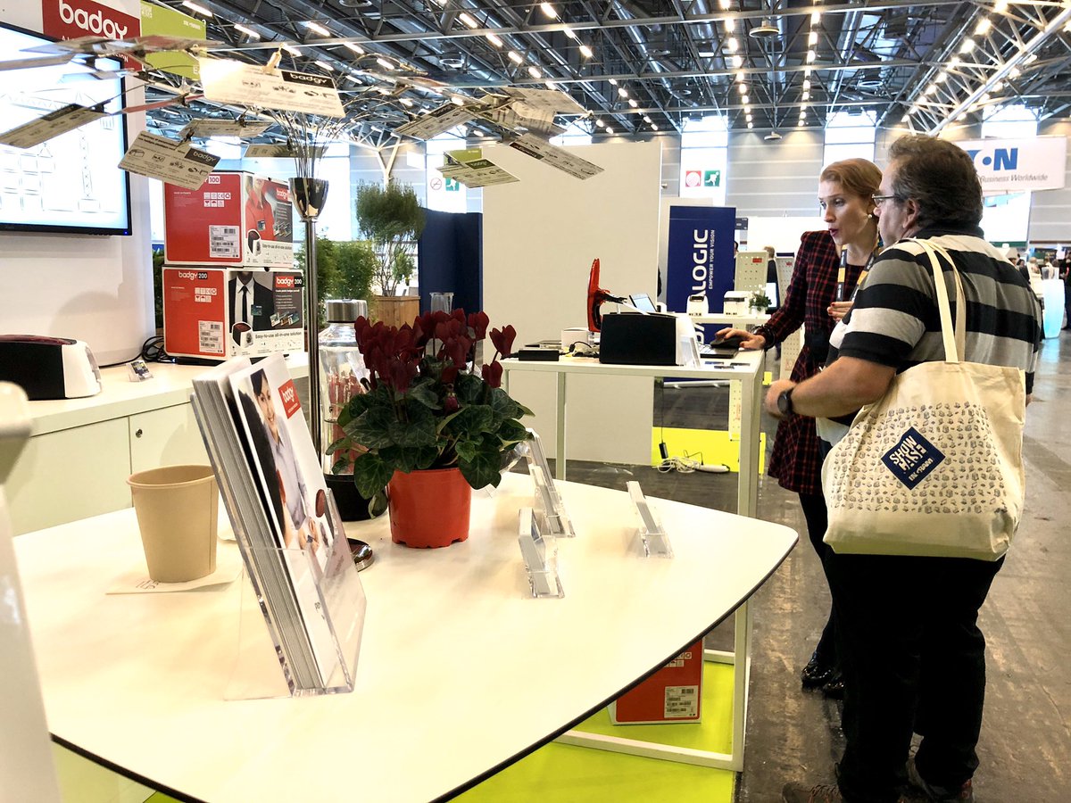 badgyprinter's tweet photo. Aujourd’hui et demain l’équipe #Badgy est présente au salon @IngramMicroInc France Stand E4 -Hall 5 - au Parc Expo de la Porte de Versailles 📍

Vous pourrez y découvrir les solutions Badgy 100 et 200.

Plus d’infos : https://t.co/CyObVvwY7E
#showcaseIngram #IngramMicro https://t.co/6eLPf4e77s