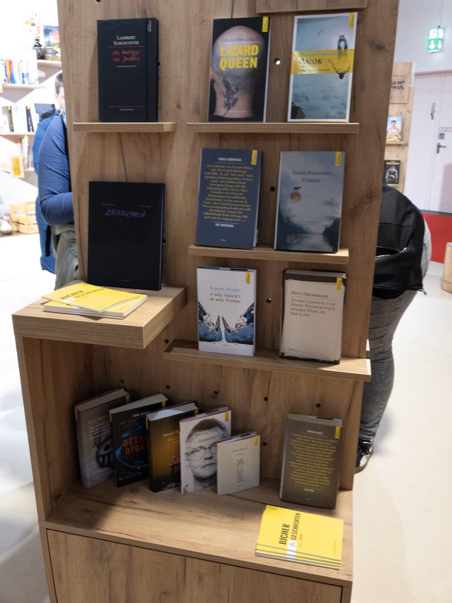 EdGuyBinsfeld's tweet photo. Prett fir d‘offiziell Erëffnung vum @ReadingLX Stand op der Frankfurter Buchmesse (Halle 4.1/Stand B1). #fbm19 #ReadingLuxembourg https://t.co/AXVHWHv6Jb