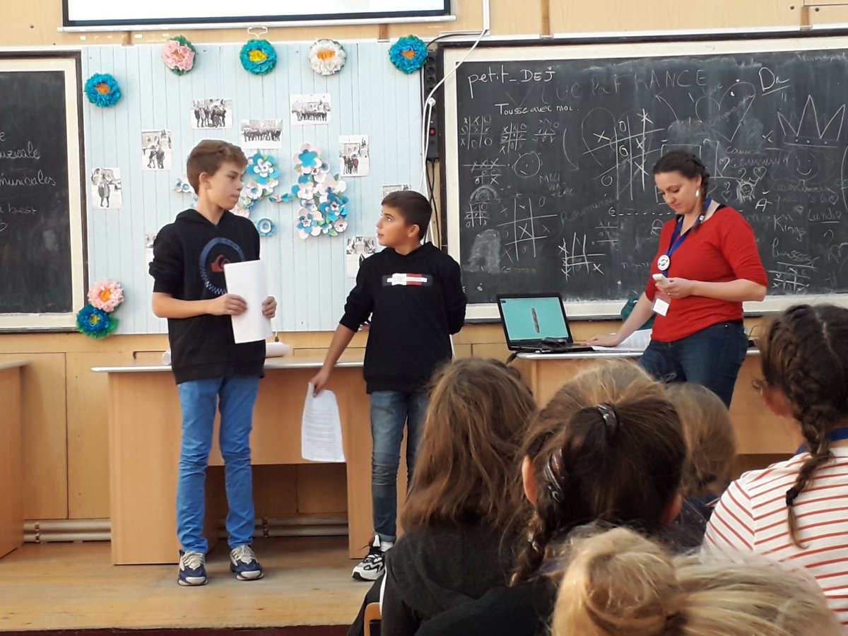 EYzeure's tweet photo. Présentation des travaux du collège : idées de soie que l'on en voit et que l'on reçoit. https://t.co/EwKDTa846n