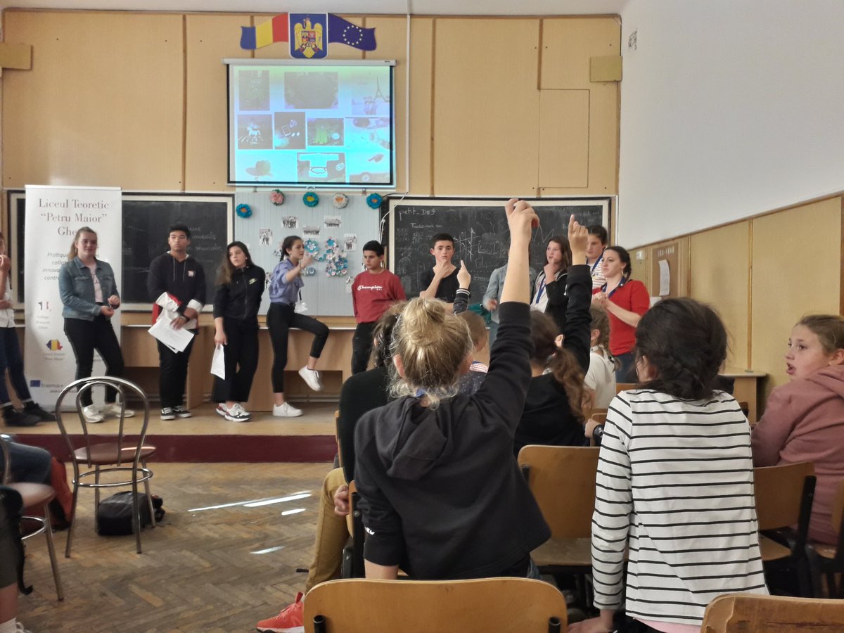 EYzeure's tweet photo. Présentation des travaux du collège : idées de soie que l'on en voit et que l'on reçoit. https://t.co/EwKDTa846n