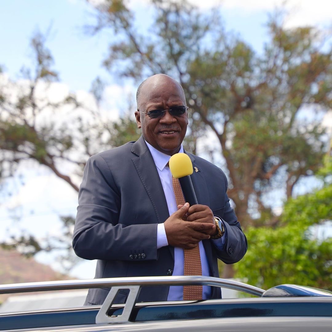 Radio7Tz's tweet photo. Rais wa Jamhuri ya Muungano wa Tanzania Mhe. Dkt. John Pombe Magufuli amewaasa Watanzania kuwa wamoja na ametaja sababu za kutumia usafiri wa Magari katika Ziara yake Mkoani Lindi. https://t.co/Irx8vI2NIO https://t.co/jBwe8lBUQS