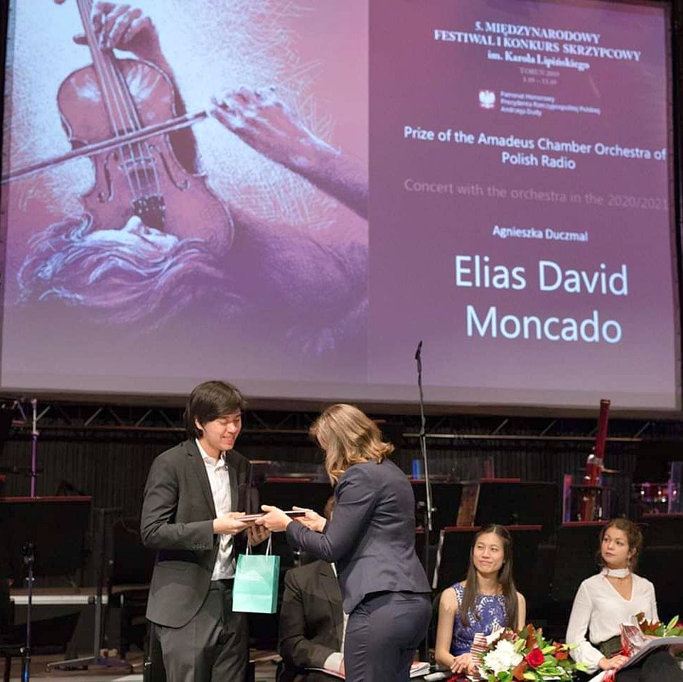 The day before yesterday I had the great honor to present the prize (invitation to play a concert with the @AmadeusACO ) to the winner of the K. Lipiński International Violin Competition in #Toruń (Poland). Thank you for a wonderful day! 😘 #Duczmal #AnnaDuczmal #Conductor