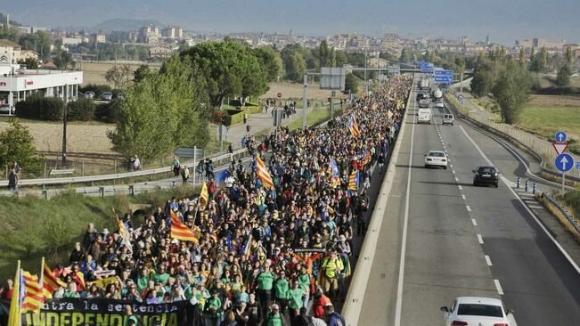pjuvilla's tweet photo. Tot un poble en moviment #MarxesPerLaLlibertat https://t.co/FFn4Jv0thZ