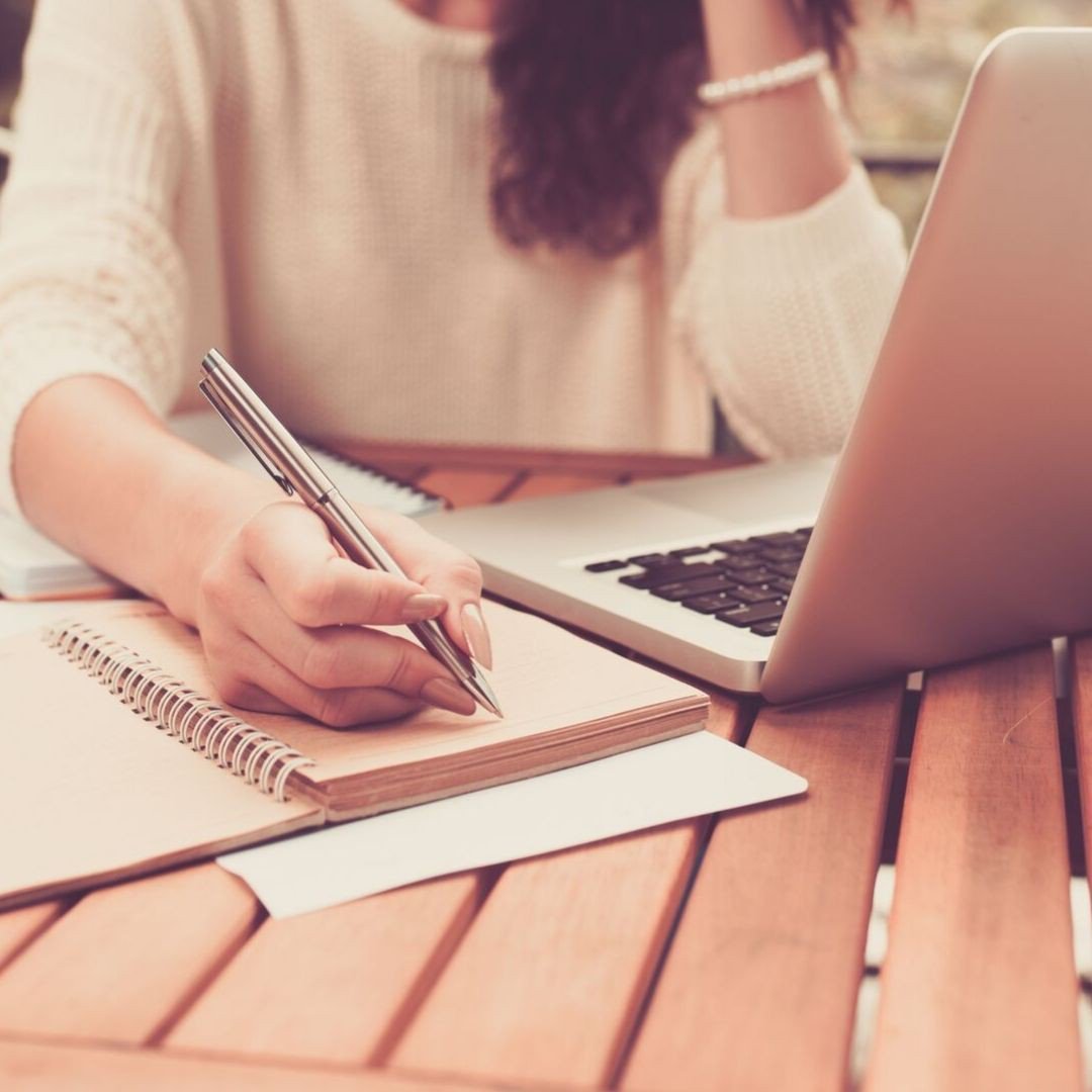 Im stressigen Alltag Zeit fürs Schreiben finden: Tipps für dein #Zeitmanagement gibts morgen mit Schreibcoach @JurenkaJ und Autorin <a href="/SparkOfDarkness/">⭐Stella Delaney⭐</a> auf der <a href="/Book_Fair/">FrankfurterBuchmesse</a>. 😊📚

👉 13:30 - 14:00 Uhr Frankfurt Authors Stage (Halle 3.0 K15) #fbm19

Alle Infos: ow.ly/abhk50wKz5q