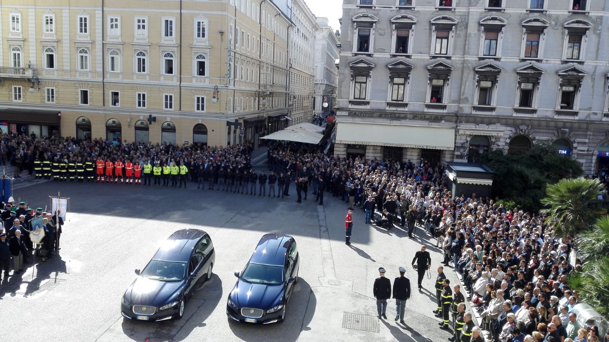 poliziadistato's tweet photo. #Trieste alcuni momenti dell'ultimo saluto all'agente scelto Matteo Demenego e all'agente Pierluigi Rotta https://t.co/9cCLQLY340