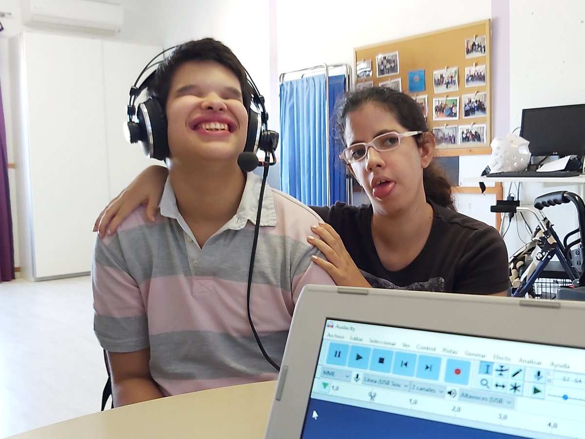 lrcaspace's tweet photo. 📻📻Con estas ganas estamos preparando ya la próxima entrevista, en la que hablaremos de cine, periodismo y muchas cosas más. https://t.co/W7qbuEfv8L