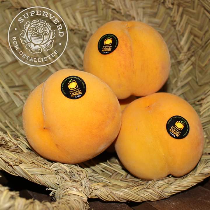 superverd_cat's tweet photo. A mitjans d’octubre i ja hem acomiadat varietats fins a la propera temporada! Però encara sou a temps d’assaborir els últims préssecs grocs denominació d’origen Calanda! Els originals! 🤩🍑
#pressec #melocoton #calanda #superverd #fruta #fruita
#melocotoncalanda https://t.co/1HHikMeF9R