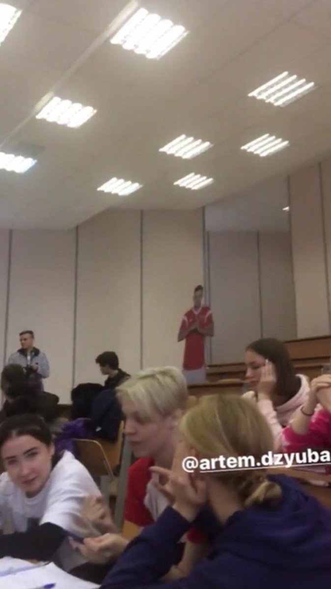 Gipotez4's tweet photo. ТЕБЯ НА СКАМЕЙКУ ЗАПАСНЫХ ИЛИ СРАЗУ СУКА ВОН ИЗ АУДИТОРИИ?? https://t.co/FAByS3fwY5