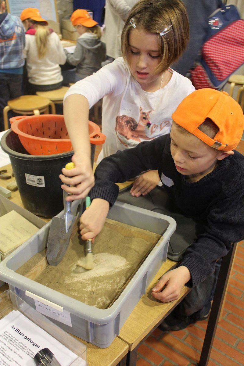 nrwfuerkids's tweet image. &quot;Weck den Archäologen in Dir!&quot;
Das #Herbstferienprogramm im LWL-Museum in der Kaiserpfalz lwl.org/pressemitteilu…
Foto: Archäologische Werkstätten: Beim Herbstferienprogramm können sich #Kinder und #Erwachsene selbst als #Archäologen fühlen.
Foto: LWL/ K. Wochnik