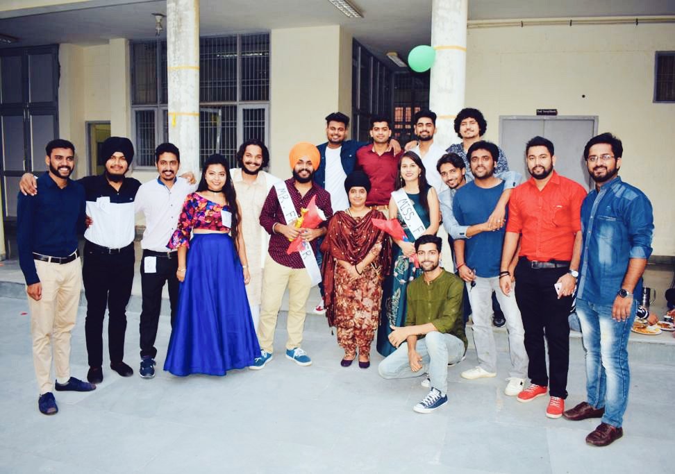 Kartikbabain's tweet image. #Freshers2k19 #Punjabuniversity #musicstudents #MA1 #Theperformer🎤